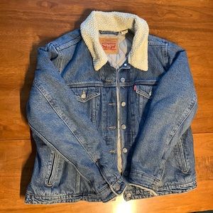 Levi’s Jean jacket with Sherpa lining men size 1x (fits like Women’s Large).